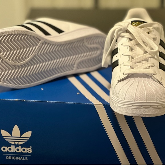 Adidas original sneakers size 5 1/2 kids size brand new - Picture 4 of 5